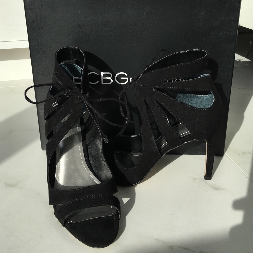NWT! BCBG black heels. Size 6.5 - Picture 2 of 3
